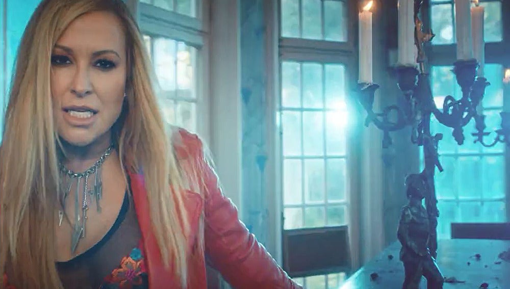 Anastacia en el videoclip de 'Caught in the Middle'