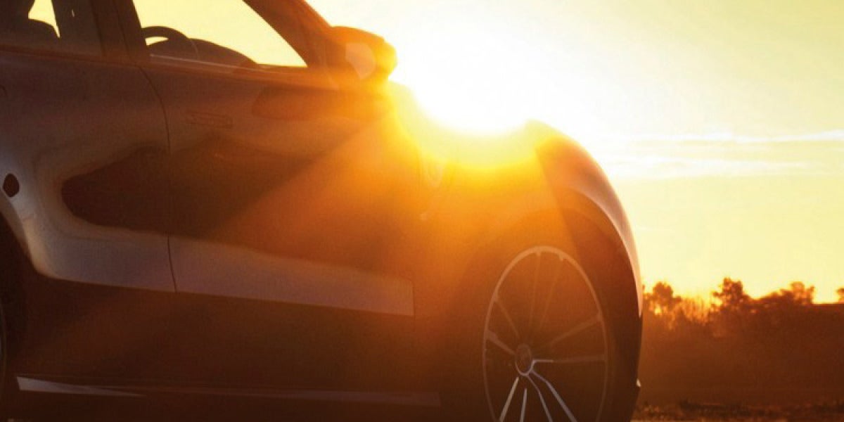 Coche aparcado al sol