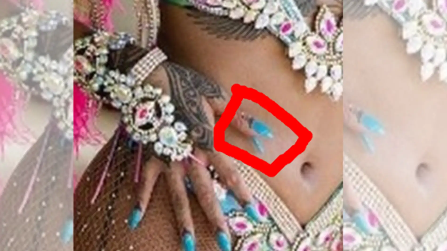 El supuesto error de Photoshop en una fotografía de Rihanna title=