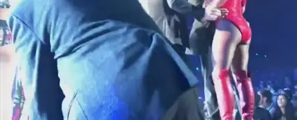 Un hombre irrumpe en el escenario durante una actuación de Britney Spears Un hombre irrumpe en el escenario durante una actuación de Britney Spears
