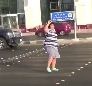 Detienen a un adolescente por bailar la 'Macarena' en la calle en Arabia Saudí Detienen a un adolescente por bailar la 'Macarena' en la calle en Arabia Saudí