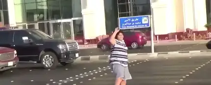 Detienen a un adolescente por bailar la 'Macarena' en la calle en Arabia Saudí Detienen a un adolescente por bailar la 'Macarena' en la calle en Arabia Saudí