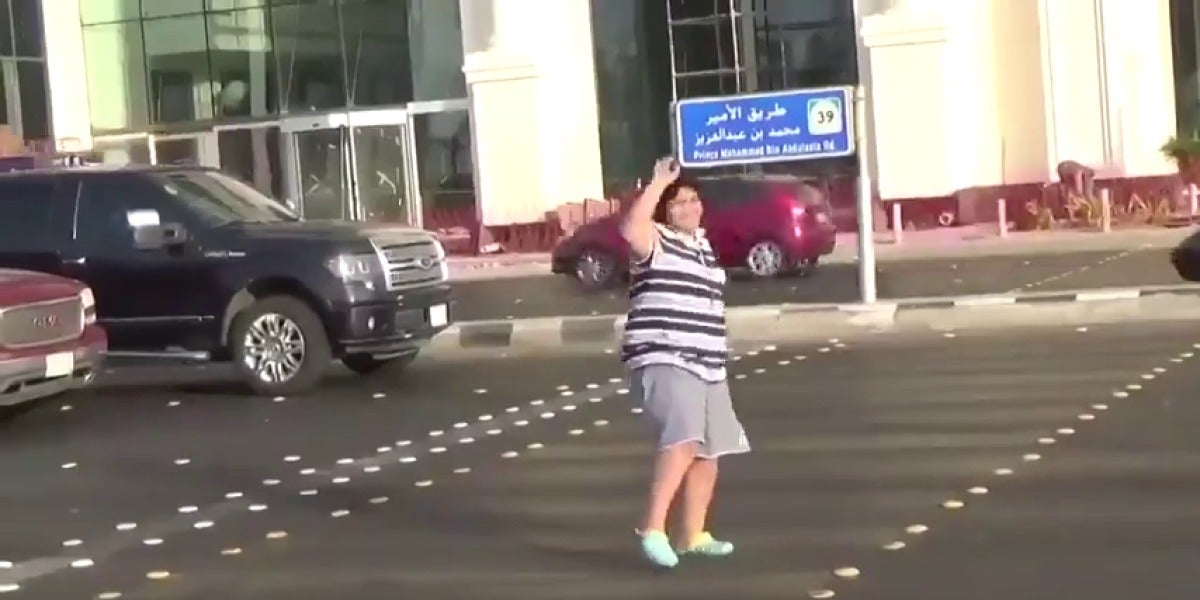 Detienen a un adolescente por bailar la 'Macarena' en la calle en Arabia Saudí