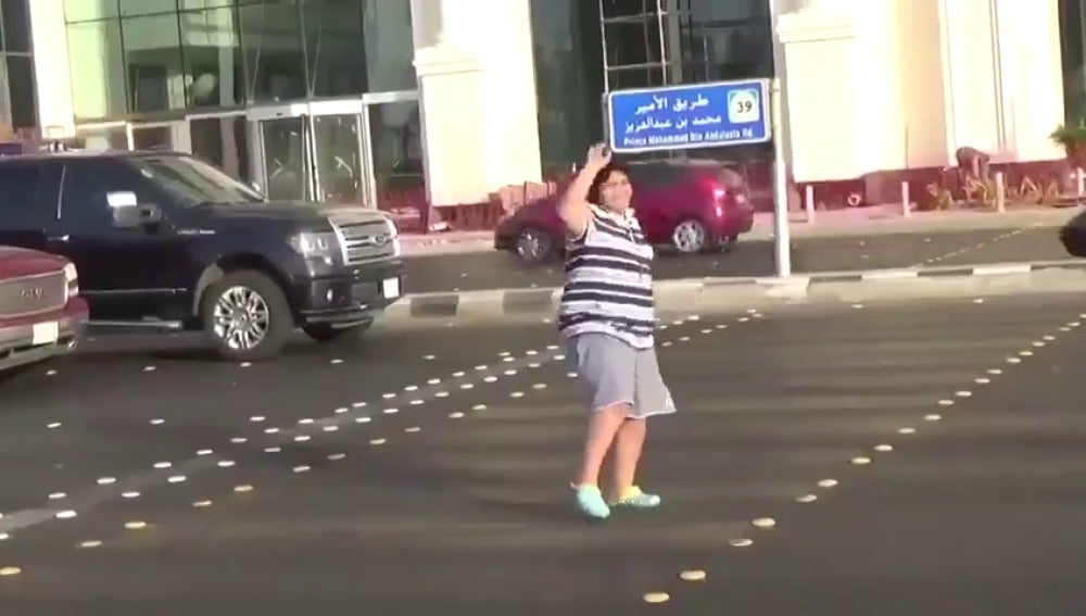 Detienen a un adolescente por bailar la 'Macarena' en la calle en Arabia Saudí