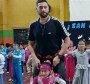 Un profesor le “presta” sus piernas a una niña discapacitada para que pueda bailar Un profesor le “presta” sus piernas a una niña discapacitada para que pueda bailar