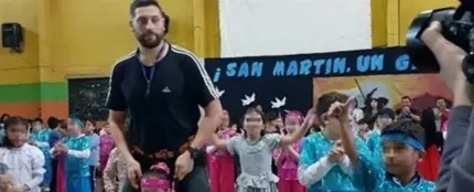 Un profesor le “presta” sus piernas a una niña discapacitada para que pueda bailar Un profesor le “presta” sus piernas a una niña discapacitada para que pueda bailar