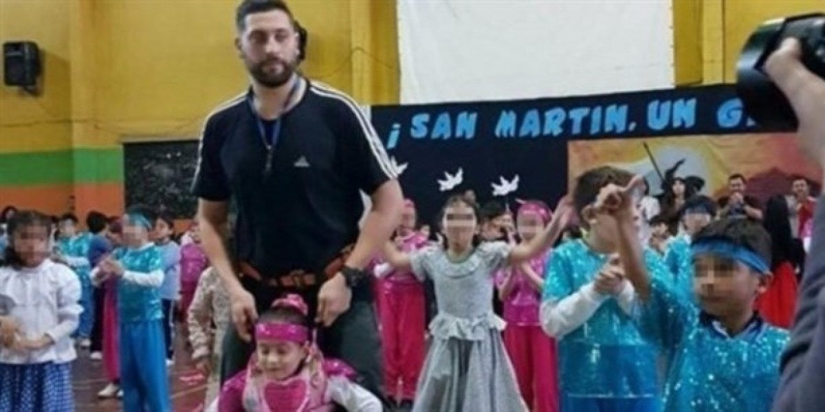 Un profesor le “presta” sus piernas a una niña discapacitada para que pueda bailar