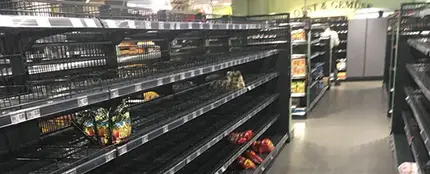 Imagen de un supermercado Edeka con las estanterías vacías Imagen de un supermercado Edeka con las estanterías vacías