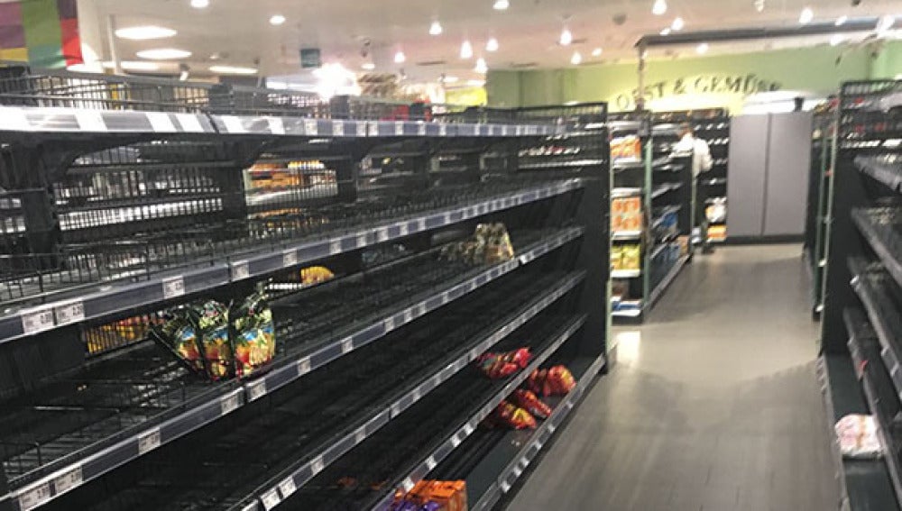 Imagen de un supermercado Edeka con las estanterías vacías