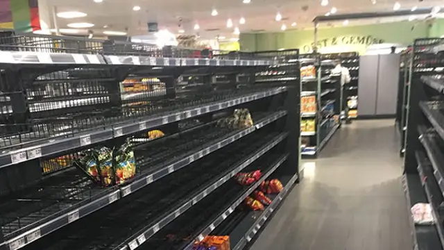 Imagen de un supermercado Edeka con las estanterías vacías
