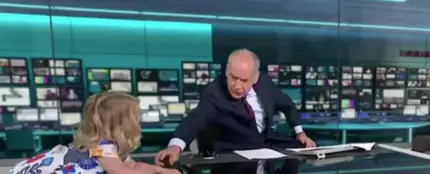 Una niña se sube a la mesa de un informativo en pleno directo Una niña se sube a la mesa de un informativo en pleno directo