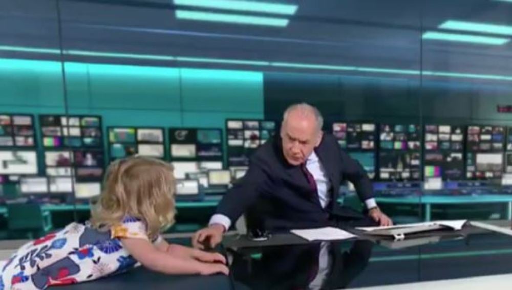 Una niña se sube a la mesa de un informativo en pleno directo  
