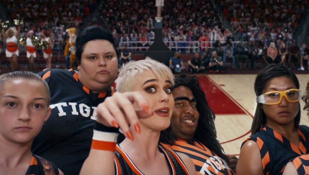 El equipo de Katy Perry en el vídeo de 'Swish Swish'