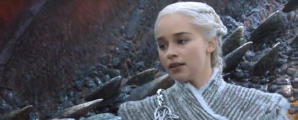 Una de las escenas de Juego de Tronos donde Daenerys Targaryen luce el deseado abrigo