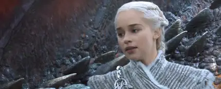 Una de las escenas de Juego de Tronos donde Daenerys Targaryen luce el deseado abrigo Una de las escenas de Juego de Tronos donde Daenerys Targaryen luce el deseado abrigo