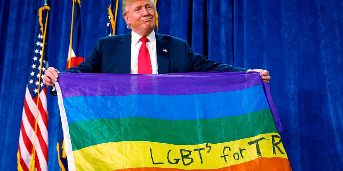 Donald Trump sosteniendo la bandera gay