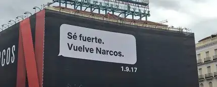 Cartel publicitario de la serie 'Narcos' en la Puerta del Sol Cartel publicitario de la serie 'Narcos' en la Puerta del Sol
