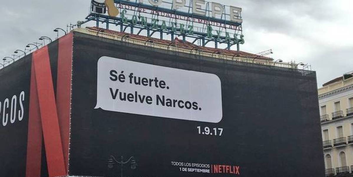 Cartel publicitario de la serie 'Narcos' en la Puerta del Sol
