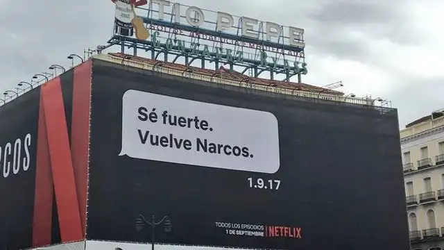 Cartel publicitario de la serie 'Narcos' en la Puerta del Sol