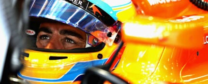 Fernando Alonso, en el cockpit del MCL32