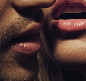 El beso de una pareja El beso de una pareja