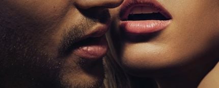 El beso de una pareja
