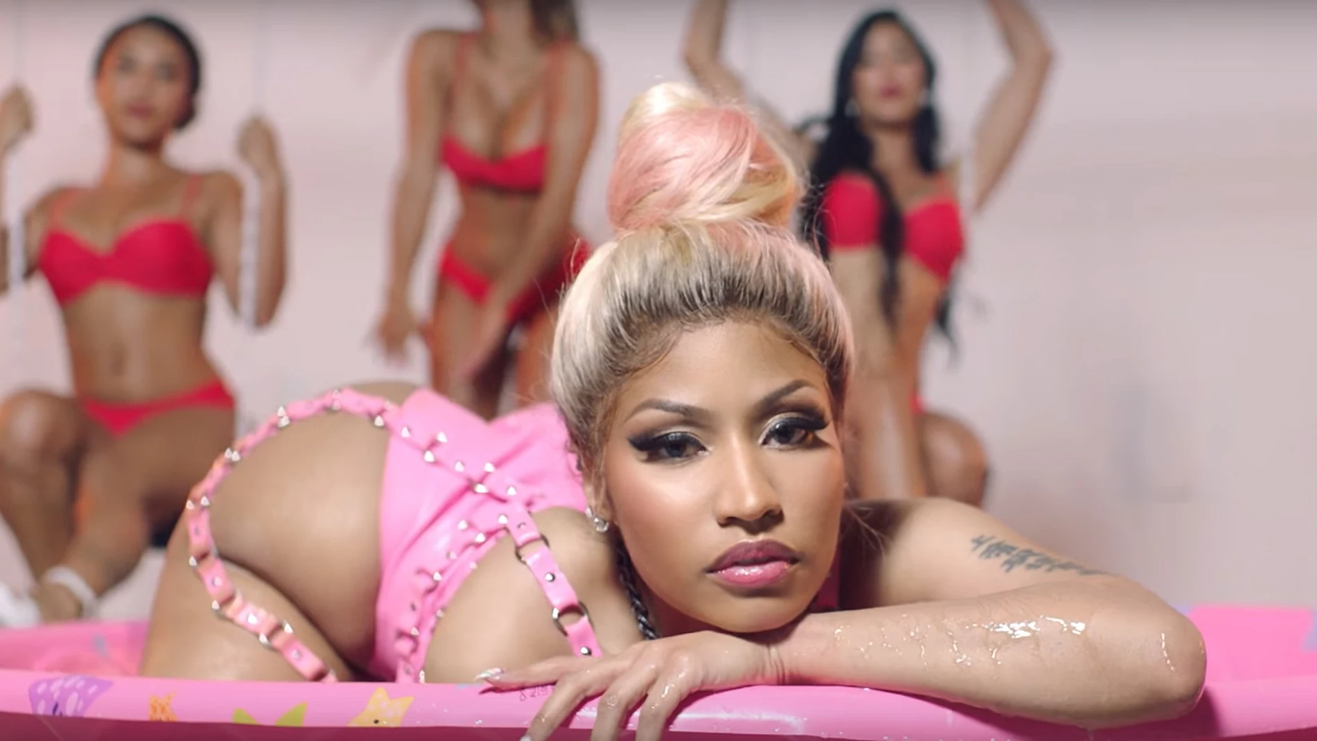 Nicki Minaj en el vídeo de 'Rake It Up'