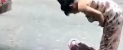 Mujer de parto en plena calle Mujer de parto en plena calle