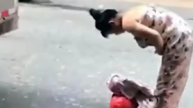 Mujer de parto en plena calle