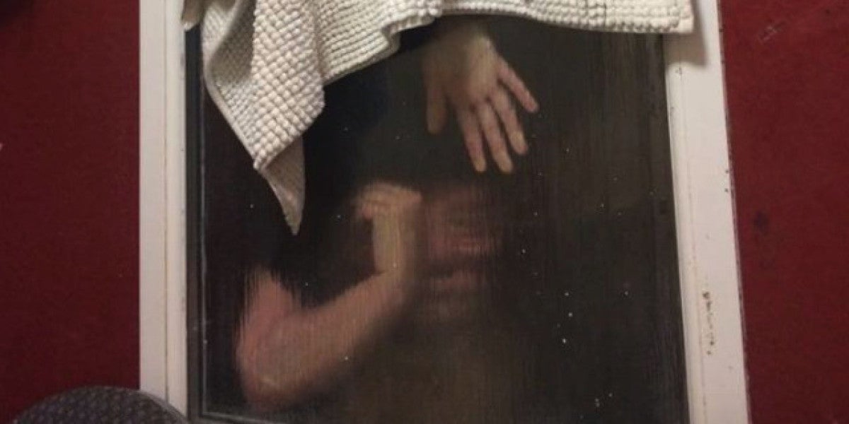 Chica atrapada en la ventana del baño intentando recuperar sus heces