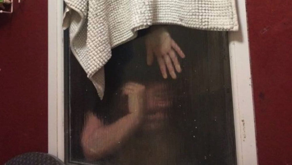 Chica atrapada en la ventana del baño intentando recuperar sus heces