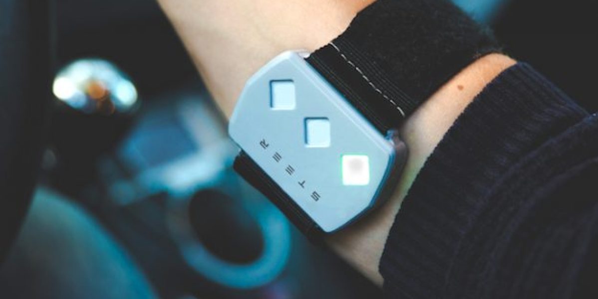 Esta pulsera emite descargas eléctricas si te duermes al volante