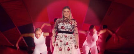Kelly Clarkson en el videoclip de Love So Soft