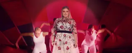Kelly Clarkson en el videoclip de Love So Soft Kelly Clarkson en el videoclip de Love So Soft