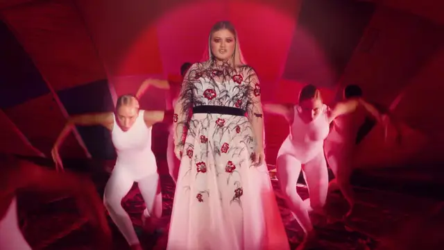 Kelly Clarkson en el videoclip de Love So Soft