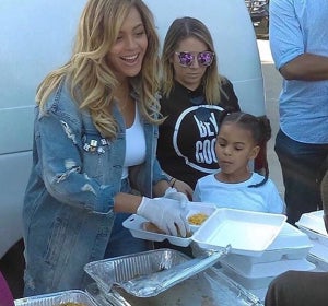 Beyoncé y su hija Blue Ivy proporcionando comida a las víctimas del huracán Harvey en Houston Beyoncé y su hija Blue Ivy proporcionando comida a las víctimas del huracán Harvey en Houston