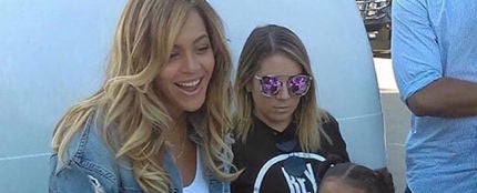 Beyoncé y su hija Blue Ivy proporcionando comida a las víctimas del huracán Harvey en Houston