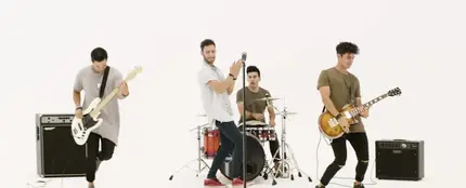 Atacados en el videoclip de 'Felicidad' Atacados en el videoclip de 'Felicidad'