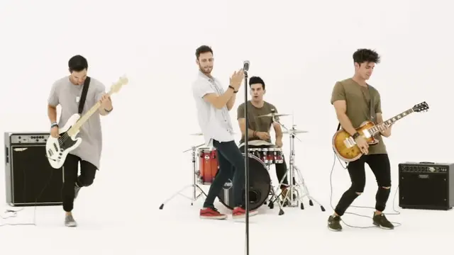 Atacados en el videoclip de 'Felicidad'