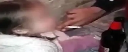 Unos padres obligando a fumar a su hija Unos padres obligando a fumar a su hija