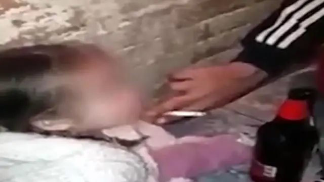 Unos padres obligando a fumar a su hija