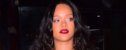 Rihanna acudiendo a un evento de Fenty Beauty