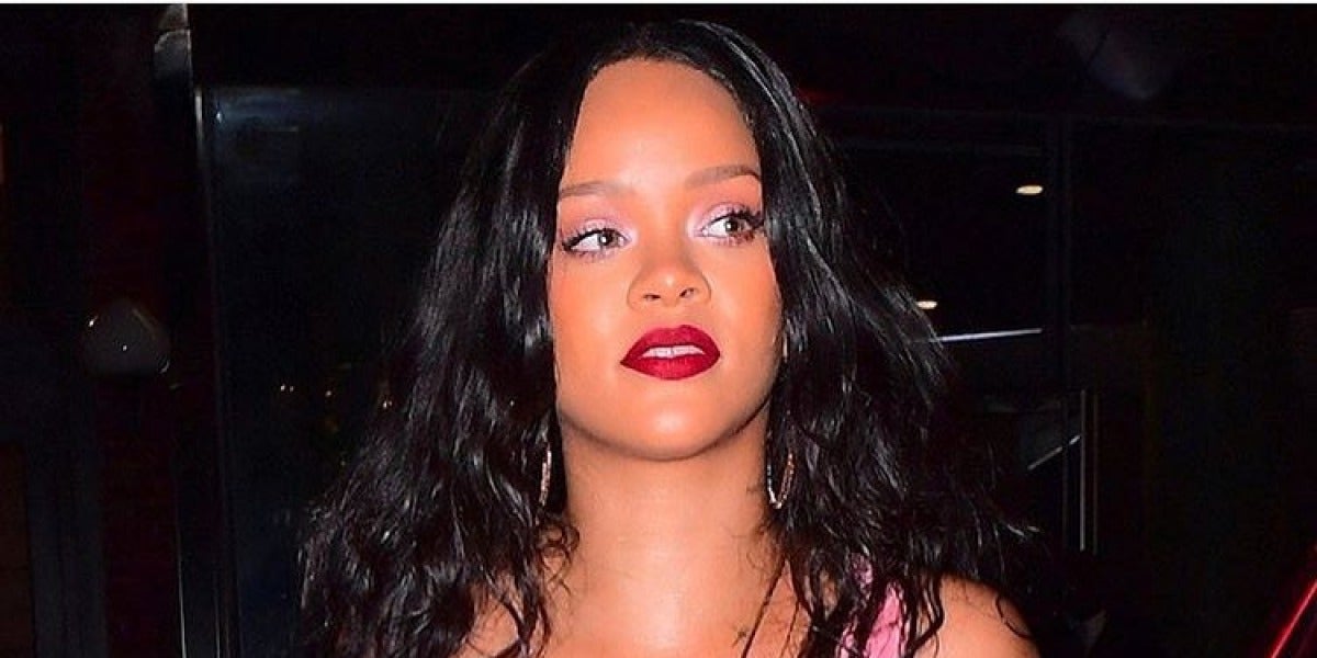 Rihanna acudiendo a un evento de Fenty Beauty