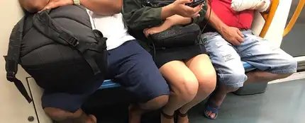 Una imagen de ejemplo de Machismo Callejero: una mujer tiene menos sitio gracias a la actitud de estos hombres Una imagen de ejemplo de Machismo Callejero: una mujer tiene menos sitio gracias a la actitud de estos hombres