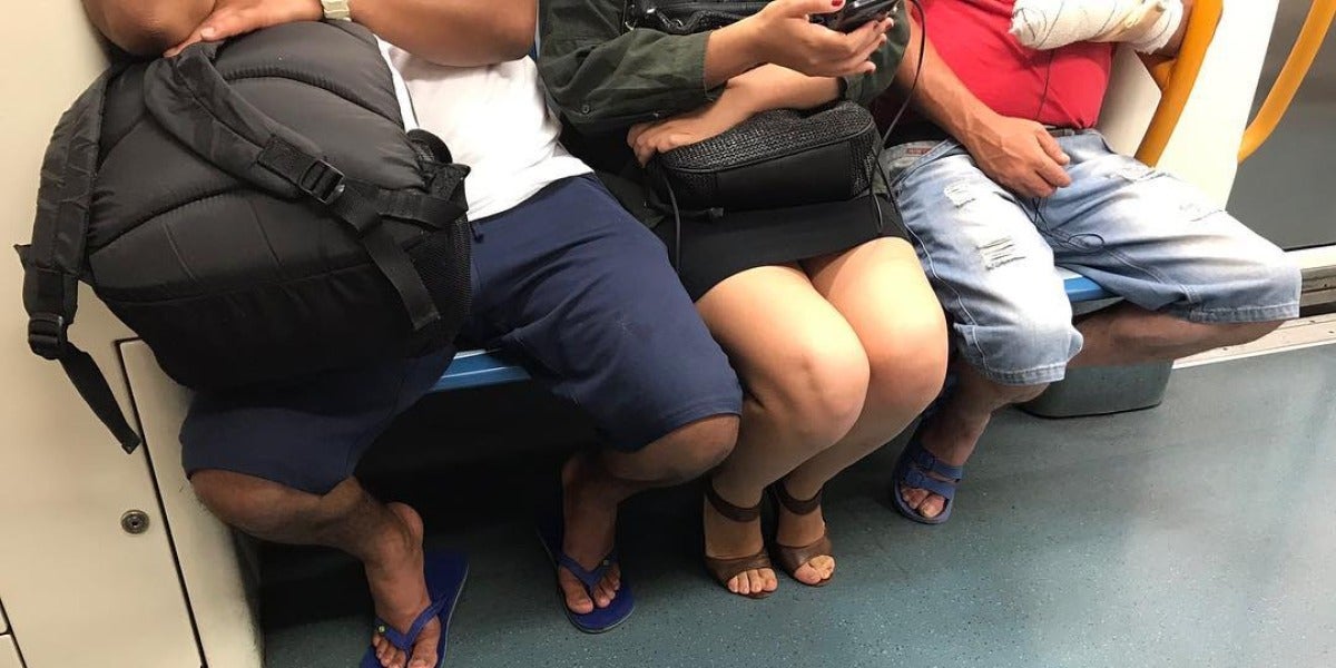 Una imagen de ejemplo de Machismo Callejero: una mujer tiene menos sitio gracias a la actitud de estos hombres