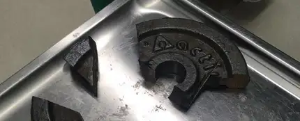 Restos del disco de pesos donde quedó atrapado el pene de un hombre Restos del disco de pesos donde quedó atrapado el pene de un hombre