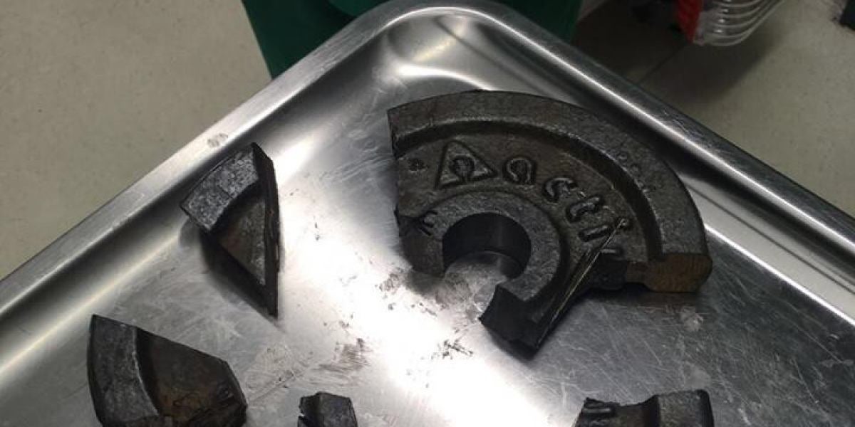 Restos del disco de pesos donde quedó atrapado el pene de un hombre