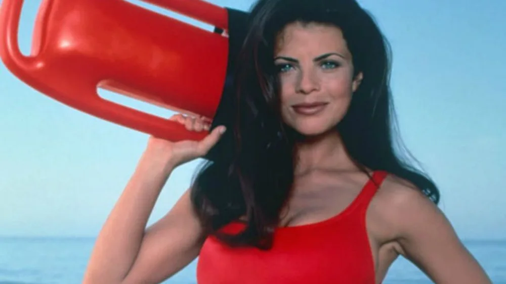 Yasmine Bleeth, Caroline Holden en Los Vigilantes de la Playa