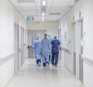 Imagen de archivo - Unos médicos caminando en un hospital Imagen de archivo - Unos médicos caminando en un hospital