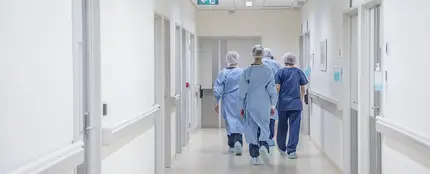 Médicos caminando en un hospital (Archivo) Médicos caminando en un hospital (Archivo)